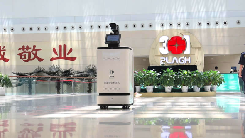 測溫消毒機器人在301大廳巡視