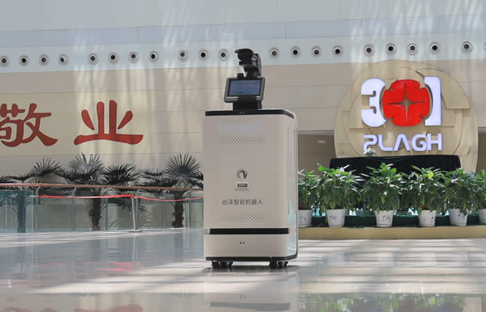 創澤醫用測溫消毒機器人應用實景圖片