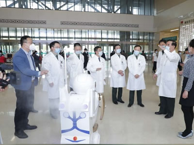 青島市醫院和集中隔離使用消毒機器人全方位消毒