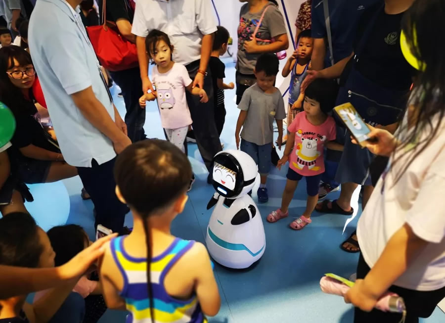 陪護機器人在2018年機器人大會受熱捧