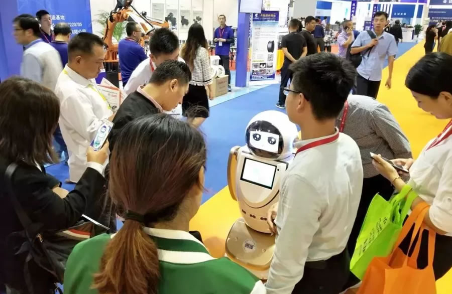 創澤智能機器人亮相第十一屆中國（濟南）信息技術博覽會