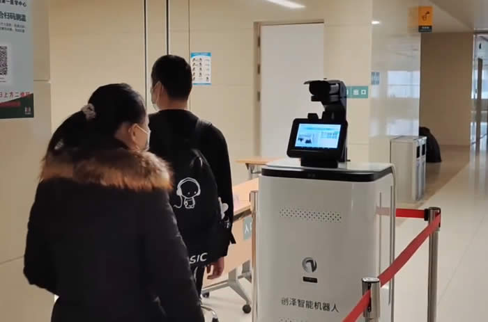 四川省消毒機器人在入口處測溫消毒圖片